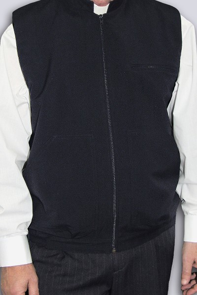 Un gilet sans manches noir...