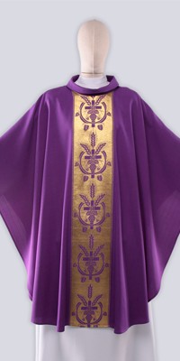 Les chasubles violet avec ornement