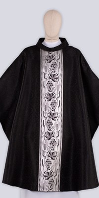 Les chasubles noires avec ornement